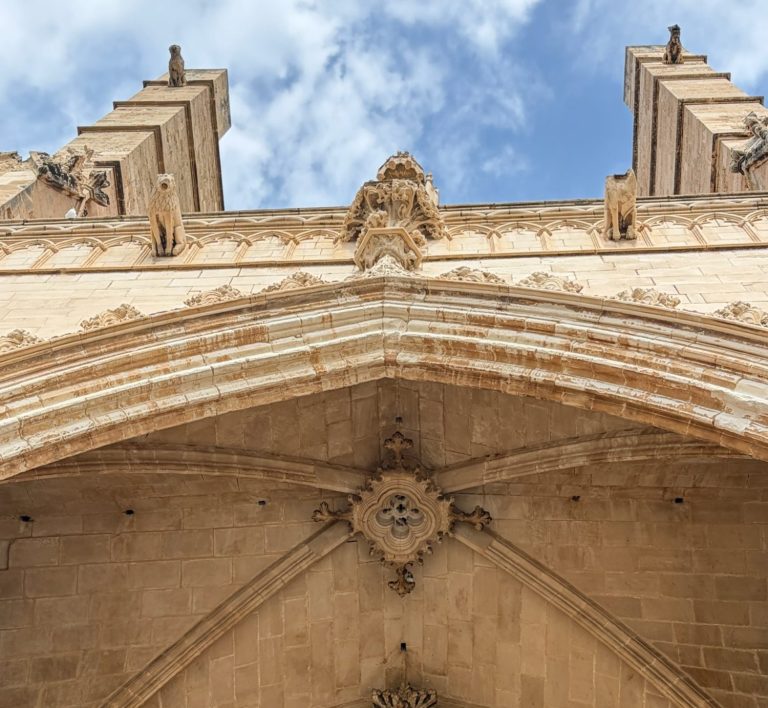 Gewelf van het Portal del Mirador Gotisch gewelf van het Portal del Mirador bij de kathedraal van Palma de Mallorca met spitsboog, ribben en sluitsteen.
