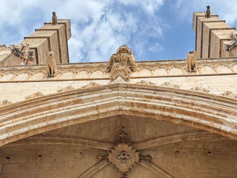 Gewelf van het Portal del Mirador Gotisch gewelf van het Portal del Mirador bij de kathedraal van Palma de Mallorca met spitsboog, ribben en sluitsteen.