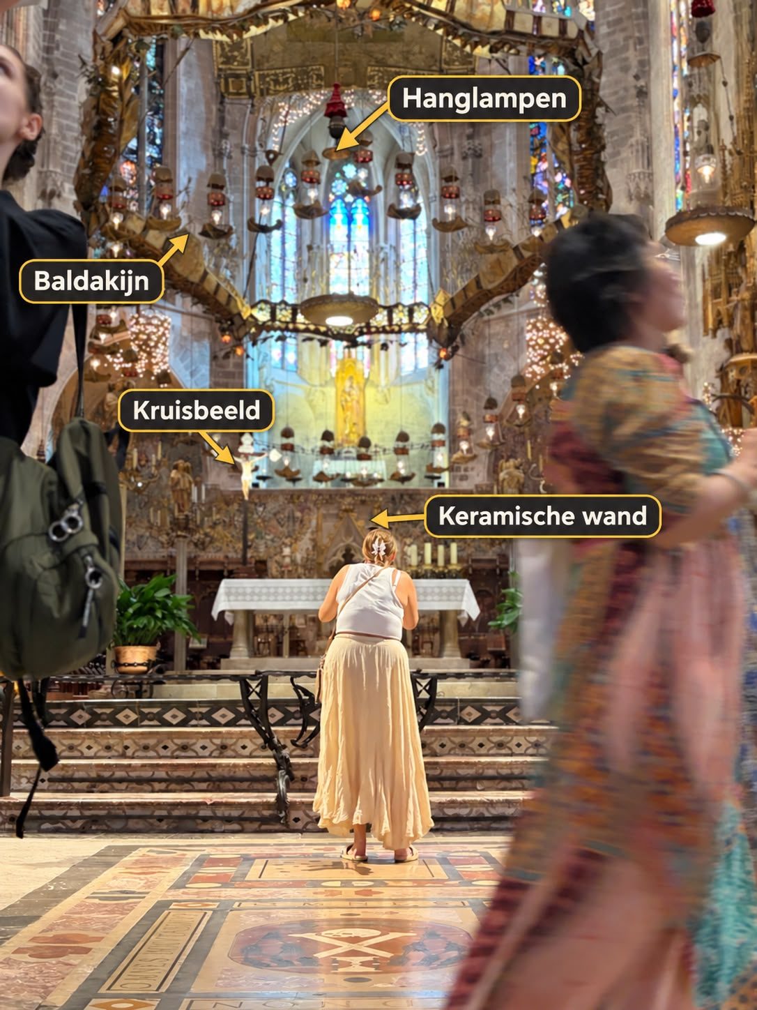 Gaudí’s baldakijn boven het altaar van La Seu Gelabelde foto van het altaar in de kathedraal van Palma de Mallorca met Gaudí’s baldakijn, kruisbeeld en keramische wand.